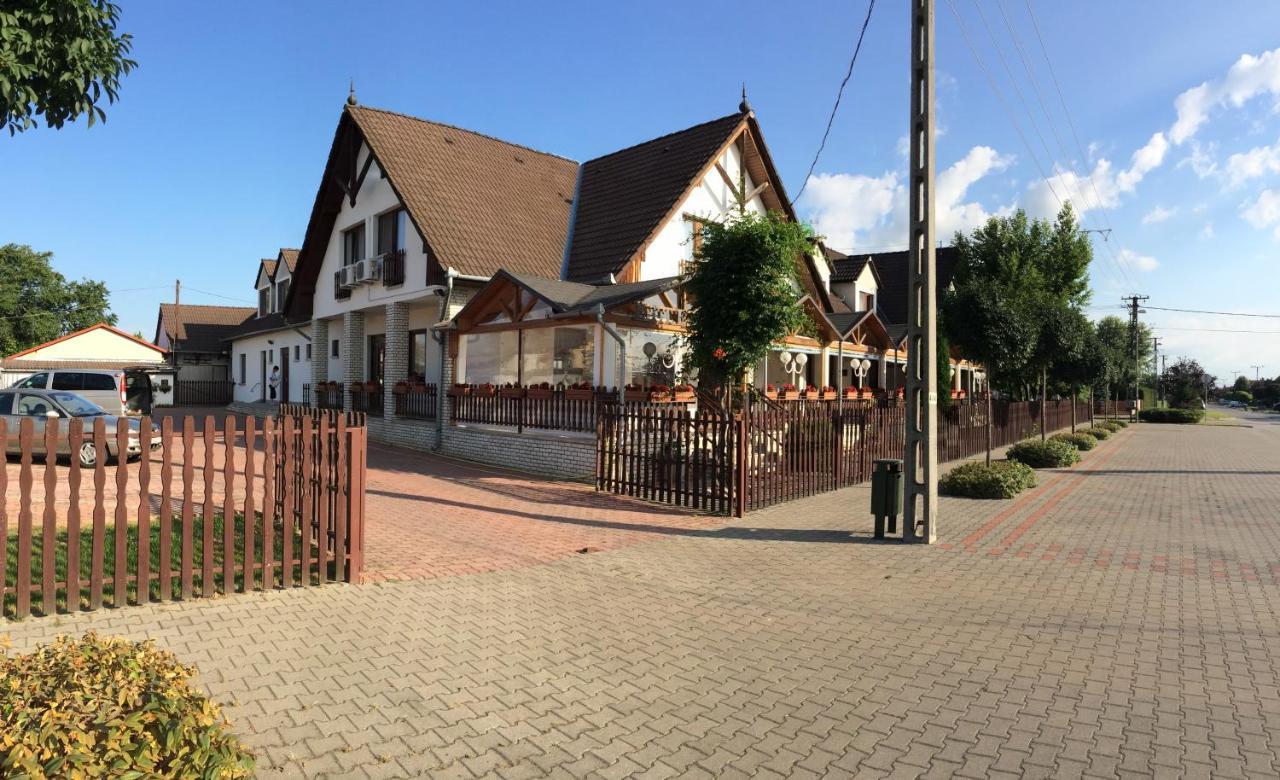 Отель Koller Panzio Bonyhad Экстерьер фото